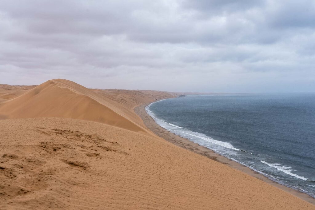 Sandwich Harbour i zachmurzone niebo.