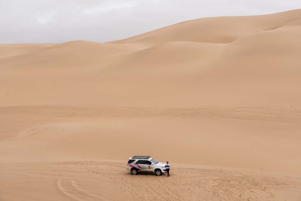 Samochód stojący na pustyni w Namibii.