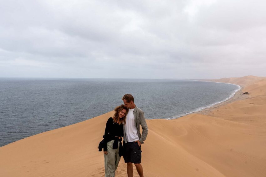 Para pozująca na tle pustyni i oceanu - Sandwich Harbour.