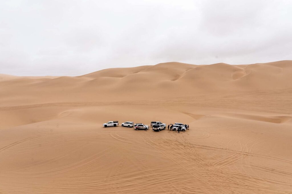 Samochody stojące na pustyni w Namibii.