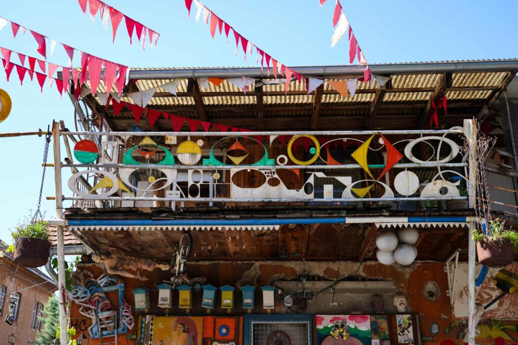 Instalacja artystyczna na balkonie w dzielnicy Metelkowa w Lublanie w Słowenii.