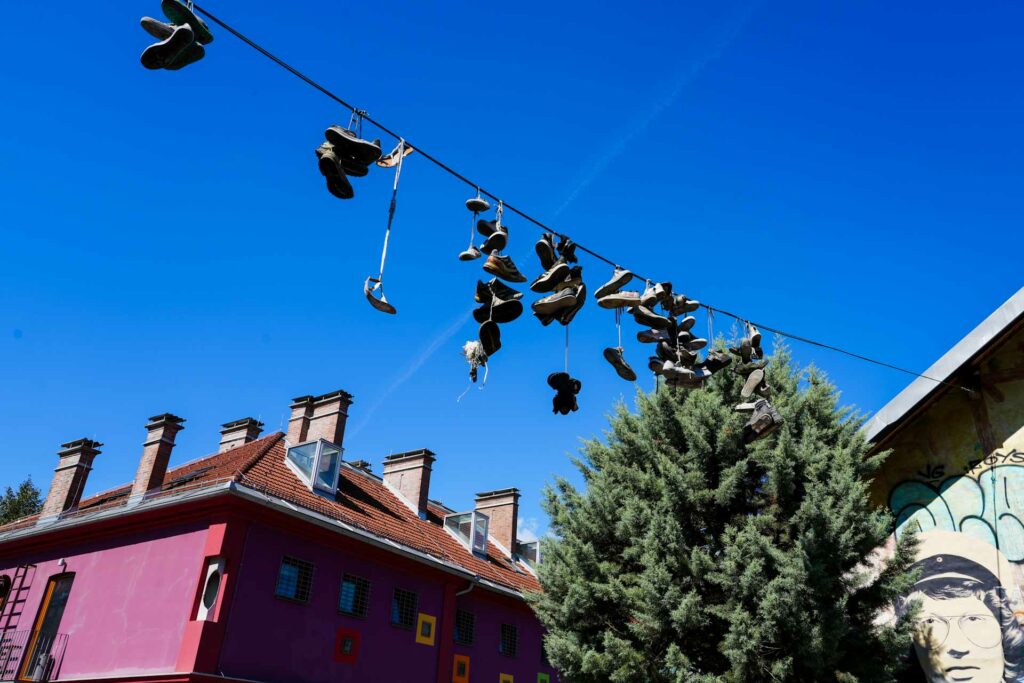 Instalacja artystyczna — buty na linii dzielnicy Metelkowa w Lublanie w Słowenii.