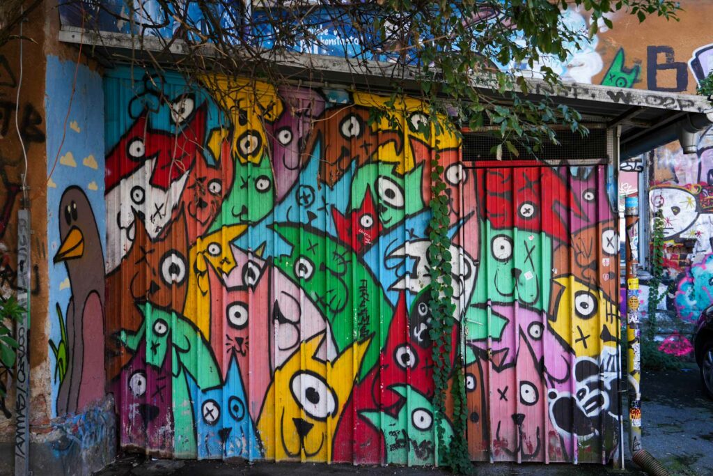 Sztuka uliczna przedstawiająca kolorowe kotki w dzielnicy Metelkowa w Lublanie w Słowenii.