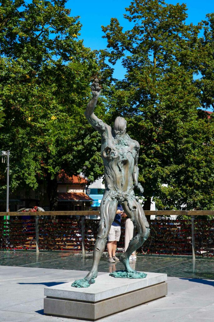 Posąg na moście rzeźniczym w Lublanie w Słowenii.