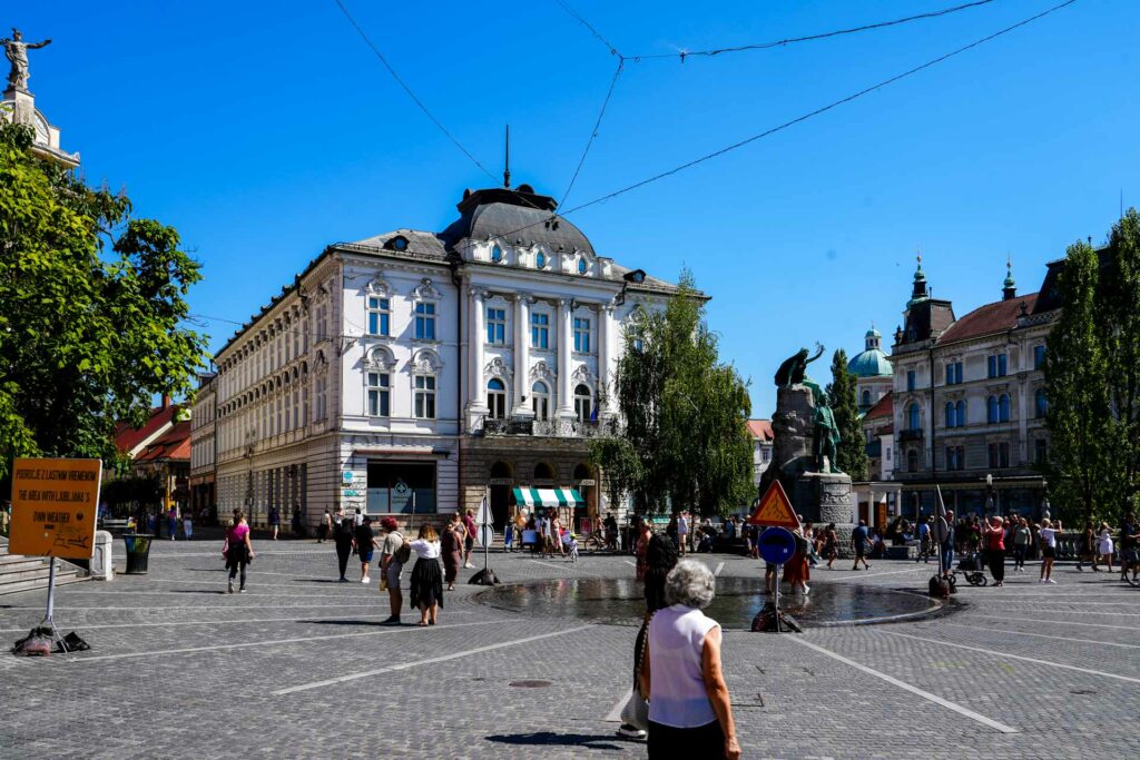Okrągły plac Prešernov trg na starym mieście w Lublanie w Słowenii.