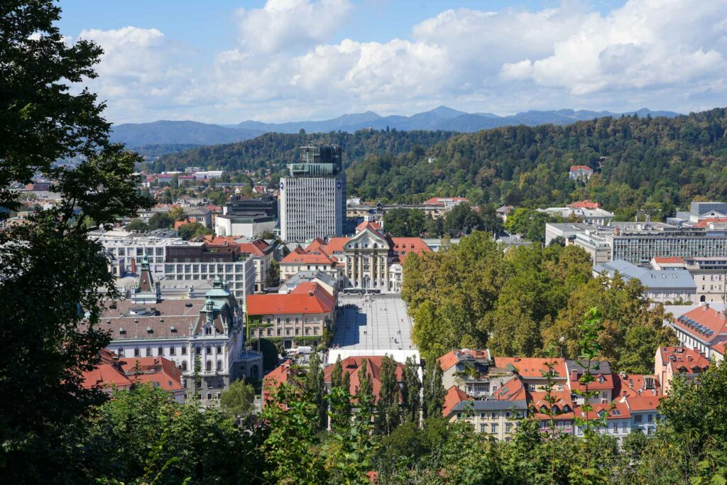 Widok na zabytkowy plac Kongresni Trg z punktu widokowego przy zamku w Lublanie w Słowenii.