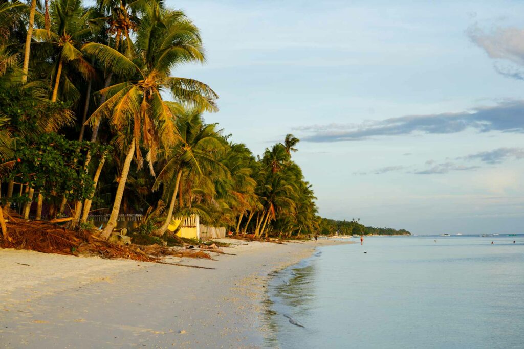 Pusta plaża na wyspie Siquijor na Filipinach .