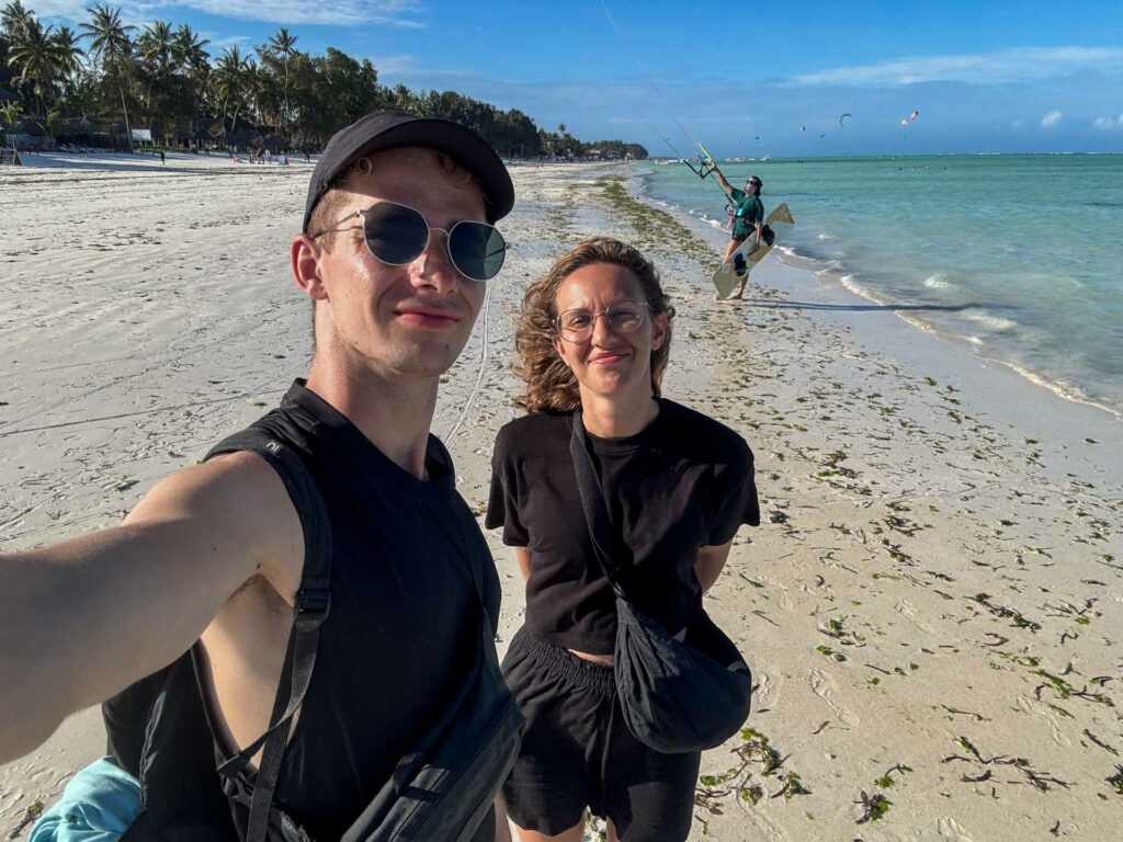 Autorzy bloga mangobackpack na plaży w Paje na Zanzibarze w Tanzanii.
