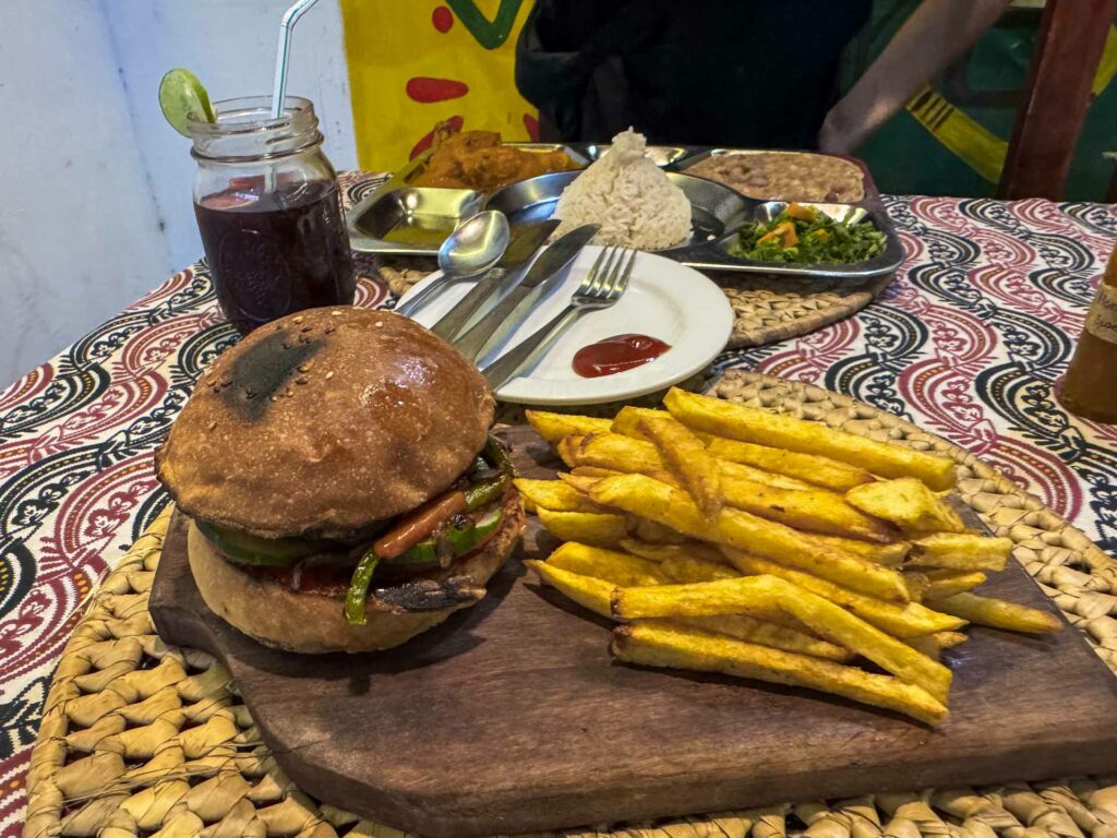 Burger z frytkami i lokalny obiad w Paje na Zanzibarze w Tanzanii.