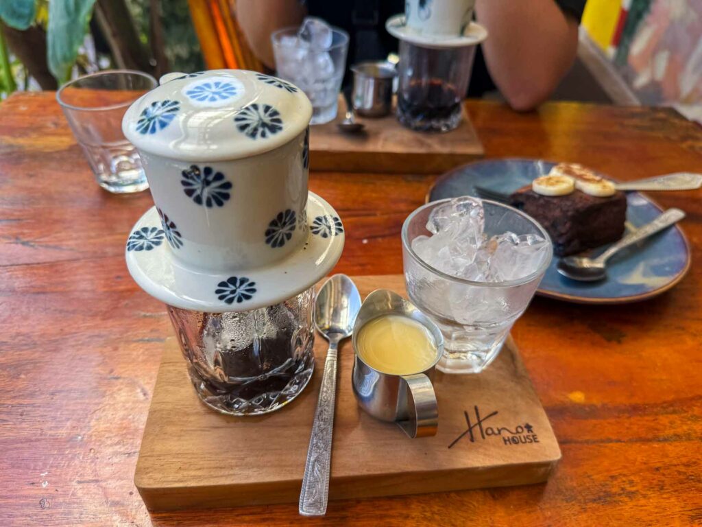 Wietnamska kawa w wietnamskiej restauracji w Paje na Zanzibarze w Tanzanii.