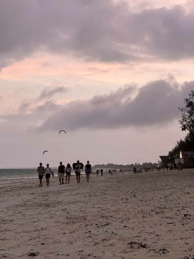 Plaża podczas fioletowego zachodu w Paje na Zanzibarze w Tanzanii.
