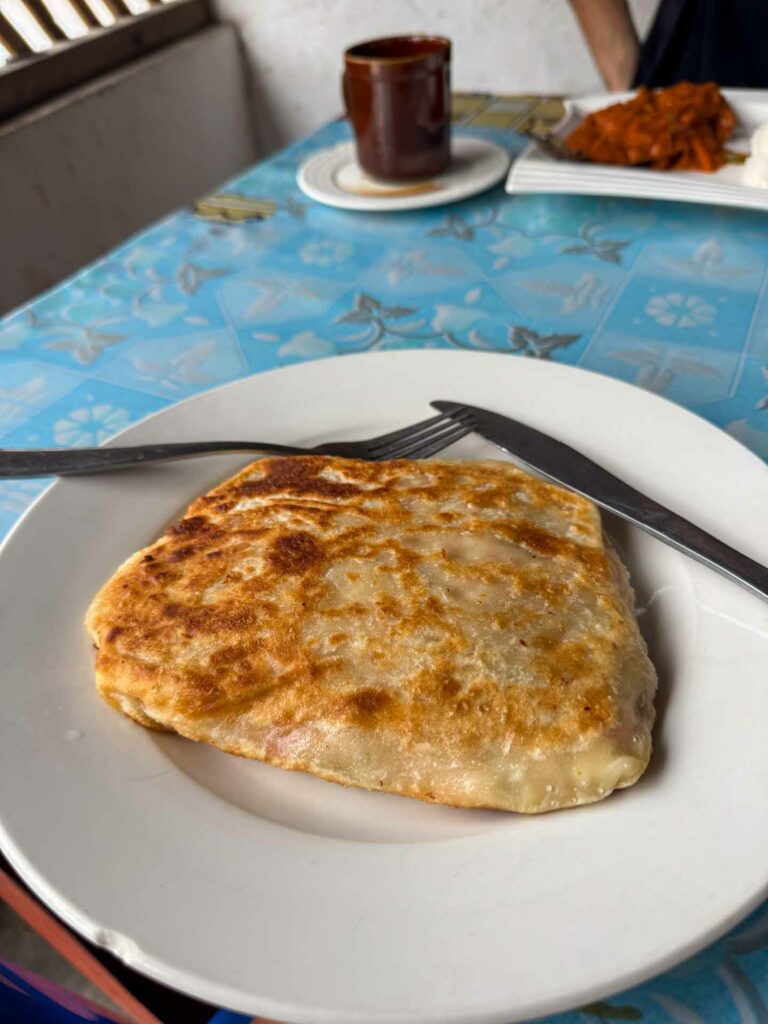 Pizza z Zanzibaru — lokalny przysmak w restauracji w Paje na Zanzibarze w Tanzanii.