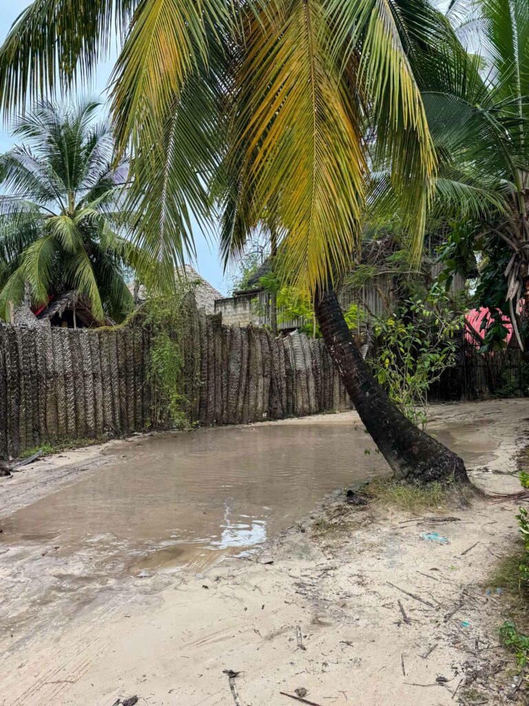 Ogromna kałuża po intensywnym deszczu w Paje na Zanzibarze w Tanzanii.