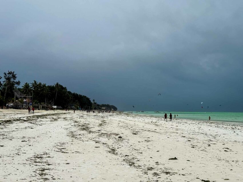 Plaża chwilę przed burzą w Paje na Zanzibarze w Tanzanii.