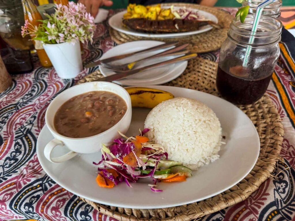 Lokalny obiad w przydrożnej restauracji w Paje na Zanzibarze w Tanzanii.