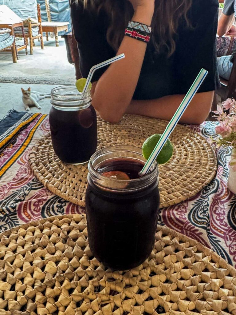 Herbata na zimno z hibiskusem i limonką w lokalnej restauracji w Paje na Zanzibarze w Tanzanii.