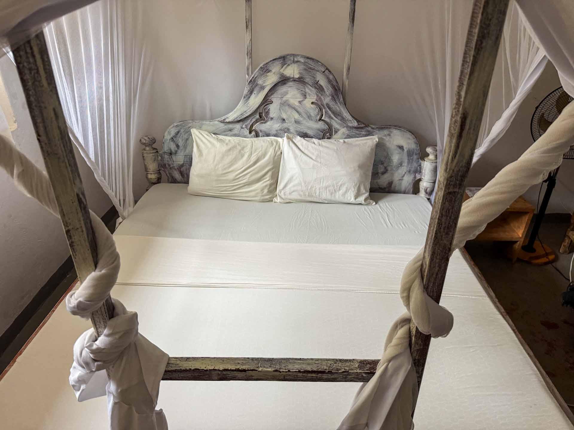 Łóżko w hotelu w miejscowości Paje na Zanzibarze w Tanzanii.