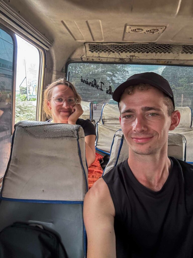 Autorzy mangobackpack w transporcie publicznym w drodze do Paje na Zanzibarze w Tanzanii.